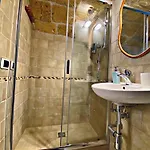 Essential Nyaraló